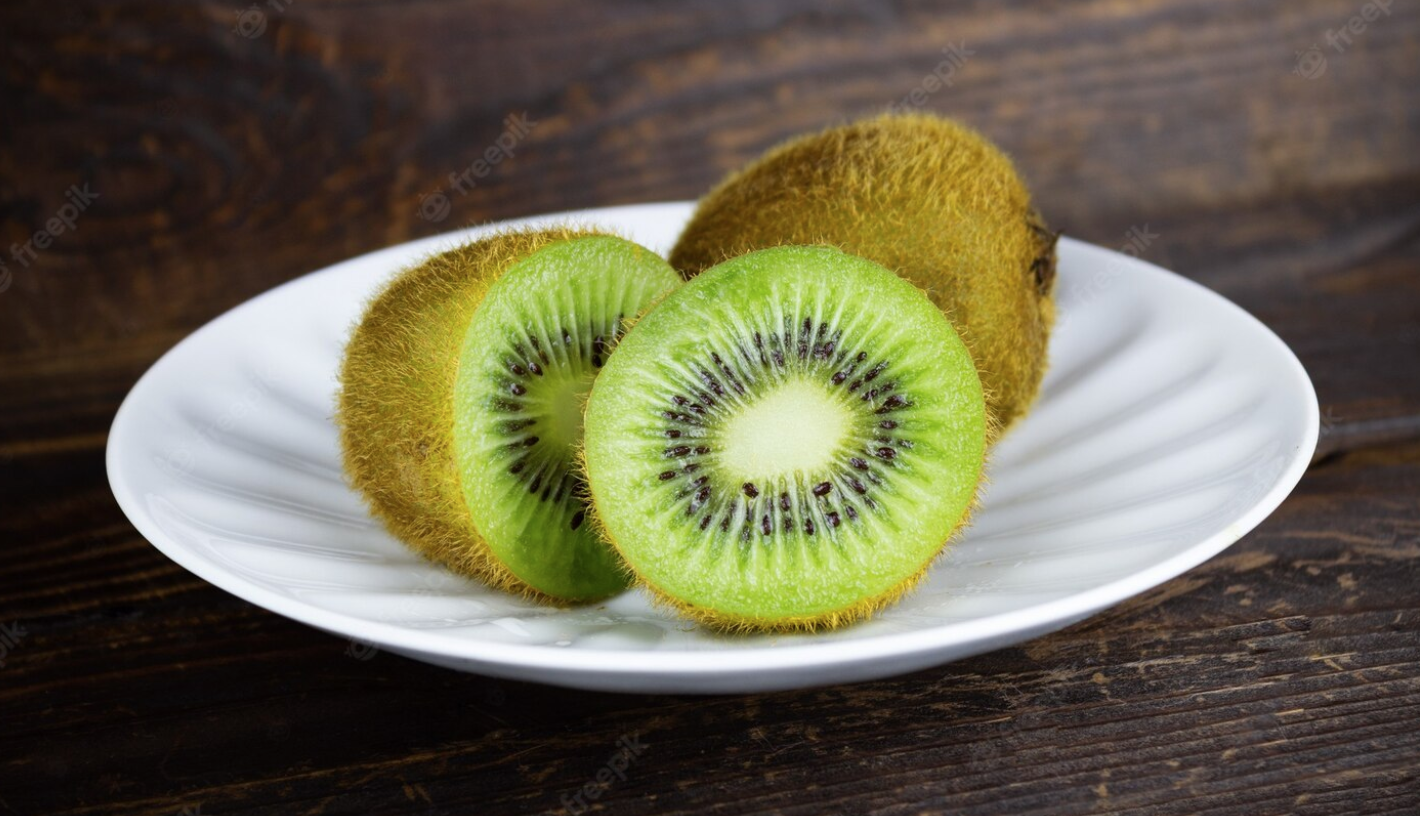 Espárragos trigueros acompañados de caballa con ajo y perejil y 2 kiwis por persona.